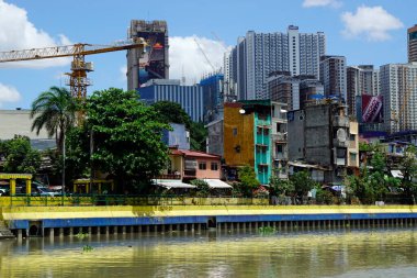 Manila, Filipinler, Mart 2023 - Pasig Nehri kıyısındaki modern evler