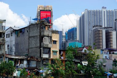 Manila, Filipinler, Mart 2023 - Pasig Nehri kıyısındaki modern evler
