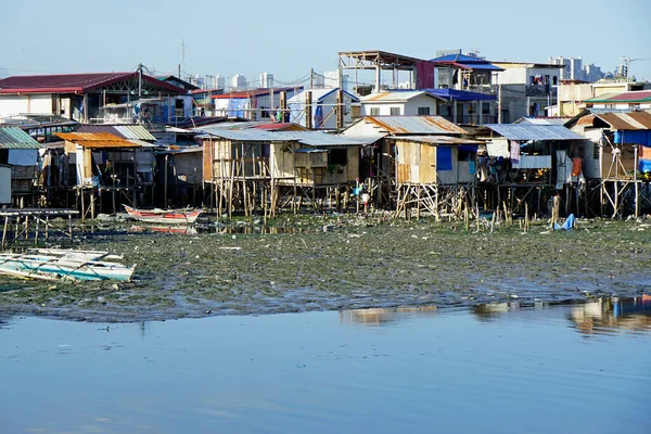 Cebú Filipinas Alrededor Febrero 2023 Pobre Hombre Agacha Cerca Río — Foto de Stock