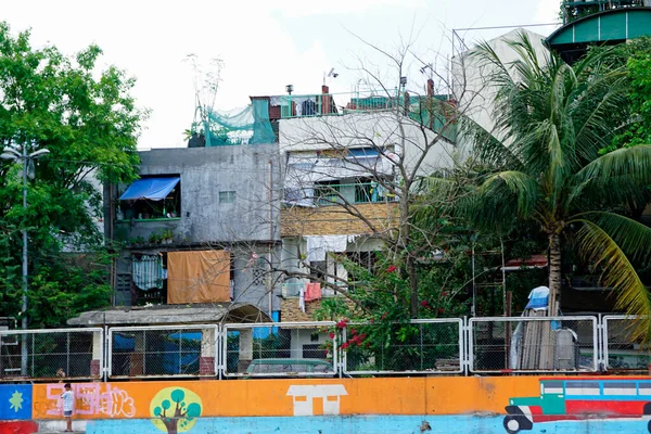 2023 월경에 있었던 필리핀인 마닐라는 파시그 거주자 집들을 내려가고 있었다 — 스톡 사진