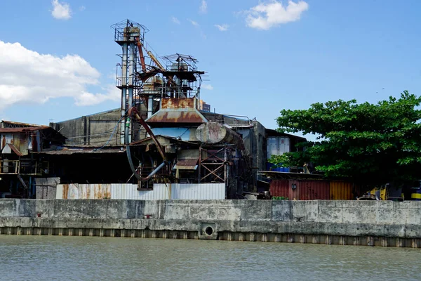 Manila Filipiny Około Marca 2023 Zakład Przemysłowy Nad Rzeką Pasig — Zdjęcie stockowe