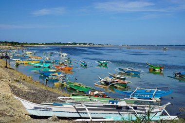 Cordoba, Cebu Adası, Mart 2023 - Mactan gölünde renkli balıkçı tekneleri