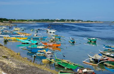 Cordoba, Cebu Adası, Mart 2023 - Mactan gölünde renkli balıkçı tekneleri