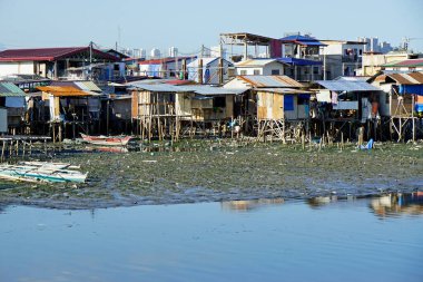 Cebu, Filipinler, Şubat 2023 - zavallı adam bir nehrin kıyısında çömelmiş.