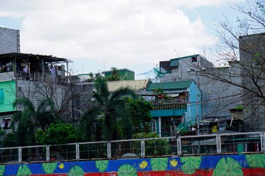 Manila, Filipinler, Mart 2023 - Pasig Nehri 'ndeki gecekondu evlerini yıkın