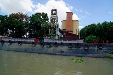 Manila, Filipinler, Mart 2023 - Pasig Nehri 'ndeki sanayi fabrikası