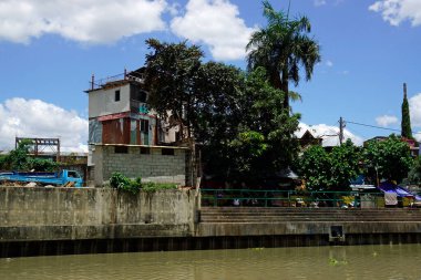 Manila, Filipinler, Mart 2023 - Pasig Nehri 'ndeki gecekondu evlerini yıkın
