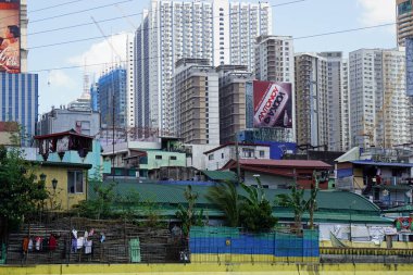 Manila, Filipinler, Mart 2023 - Pasig Nehri kıyısındaki modern evler