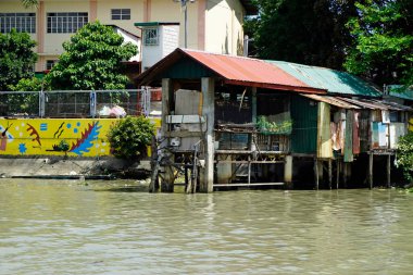 Manila, Filipinler, Mart 2023 - Pasig Nehri 'ndeki gecekondu evlerini yıkın