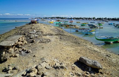 Cordoba, Cebu Adası, Mart 2023 - Mactan gölünde renkli balıkçı tekneleri