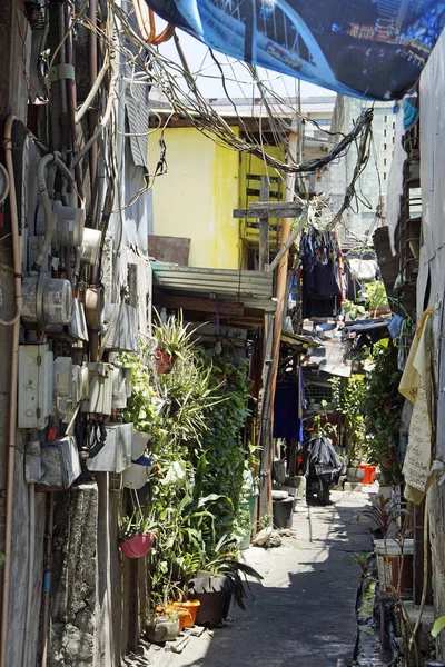 Manila, Filipinler, Mart 2023 - Orta Manila 'daki fakir adam karesi - intramuros