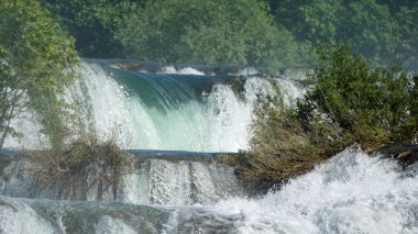 Krka Ulusal Oark 'taki manzaralı şelale Hırvatça