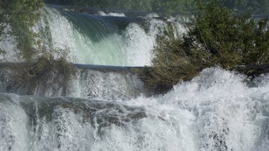 Krka Ulusal Oark 'taki manzaralı şelale Hırvatça
