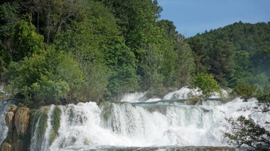 Krka Ulusal Oark 'taki manzaralı şelale Hırvatça