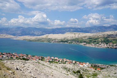 Hırvatistan 'da pag kenti üzerine panoramik görüş