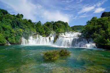 Krka Ulusal Oark 'taki manzaralı şelale Hırvatça