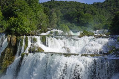 Krka Ulusal Oark 'taki manzaralı şelale Hırvatça