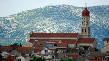 Hırvatistan 'ın geleneksel Dalmaçya köyündeki eski kilise