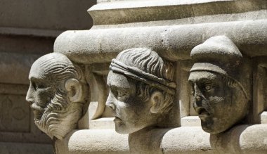 Sibenik 'teki St. James Katedrali' nin taş kafalı detayları