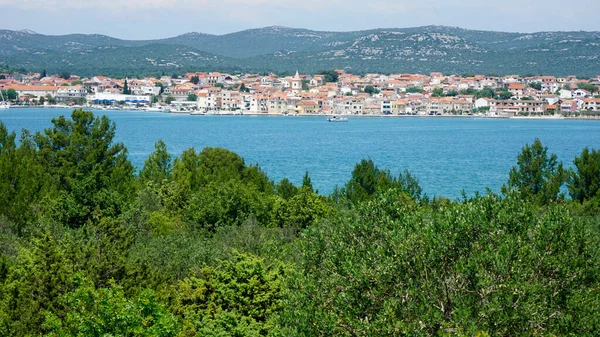 ダルマチアの海にあるクロアチアの村は — ストック写真