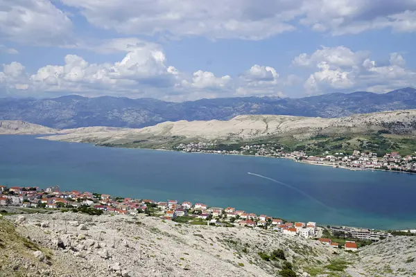クロアチアのパグ市を一望できます — ストック写真
