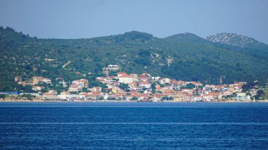 tipik bir Hırvat köyü güneşli bir günde denizden