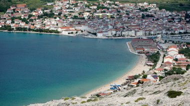 Hırvatistan 'da pag kenti üzerine panoramik görüş