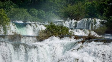 Krka Ulusal Oark 'taki manzaralı şelale Hırvatça