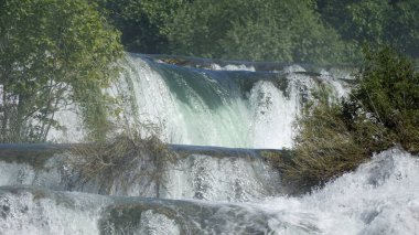 Krka Ulusal Oark 'taki manzaralı şelale Hırvatça