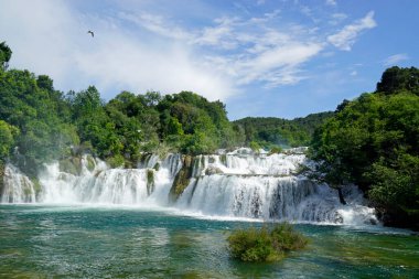 Krka Ulusal Oark 'taki manzaralı şelale Hırvatça