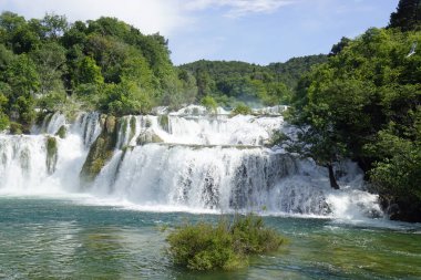 Krka Ulusal Oark 'taki manzaralı şelale Hırvatça