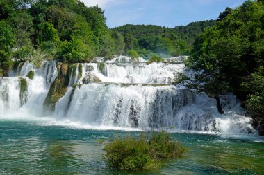 Krka Ulusal Oark 'taki manzaralı şelale Hırvatça