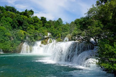 Krka Ulusal Oark 'taki manzaralı şelale Hırvatça