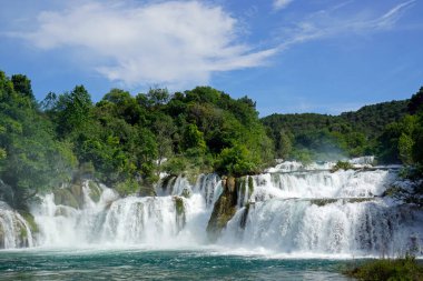 Krka Ulusal Oark 'taki manzaralı şelale Hırvatça