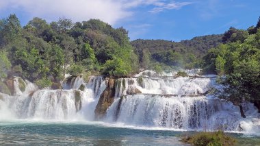 Krka Ulusal Oark 'taki manzaralı şelale Hırvatça