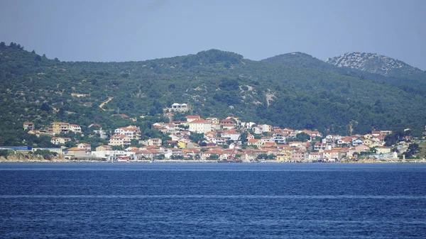 Τυπικό Χωριό Στην Κροατία Από Θάλασσα Μια Ηλιόλουστη Μέρα — Φωτογραφία Αρχείου