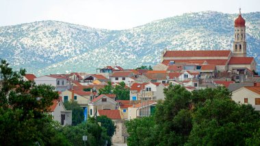 Hırvatistan 'ın geleneksel Dalmaçya köyündeki eski kilise