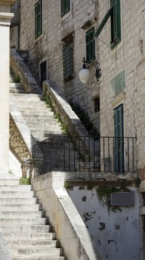 Hırvatistan 'ın eski Sibenik kasabasında birçok merdiven var.