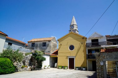 Hırvatistan 'ın geleneksel Dalmaçya köyündeki eski kilise