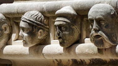 Sibenik 'teki St. James Katedrali' nin taş kafalı detayları