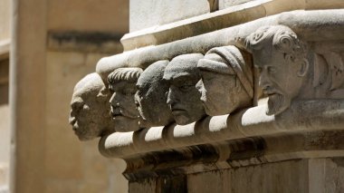 Sibenik 'teki St. James Katedrali' nin taş kafalı detayları