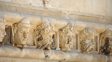 Sibenik 'teki St. James Katedrali' nin taş kafalı detayları