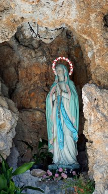 Hırvatistan, Sibenik 'teki Lourdes Mağarası' nın hanımı.