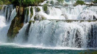 Krka Ulusal Oark 'taki manzaralı şelale Hırvatça