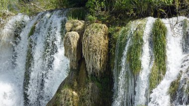 Krka Ulusal Oark 'taki manzaralı şelale Hırvatça