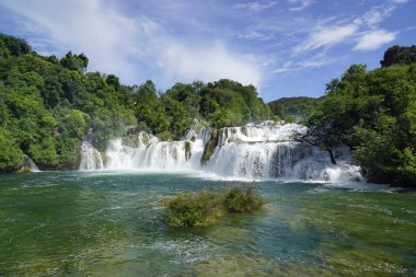 Krka Ulusal Oark 'taki manzaralı şelale Hırvatça