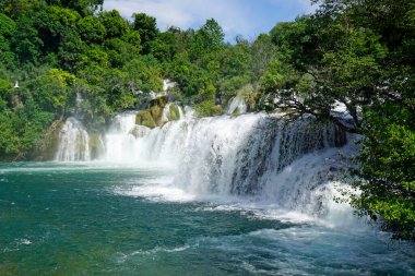 Krka Ulusal Oark 'taki manzaralı şelale Hırvatça