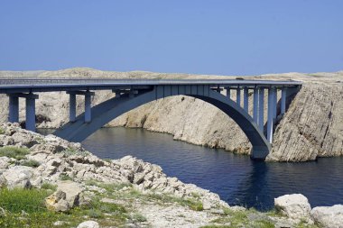 Kuzey Hırvatistan 'da Dalmaçya' daki Krk adasına köprü