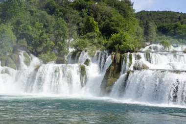 Krka Ulusal Oark 'taki manzaralı şelale Hırvatça