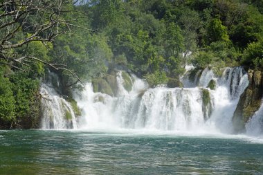 Krka Ulusal Oark 'taki manzaralı şelale Hırvatça